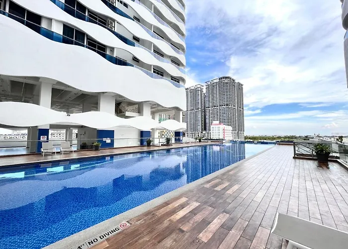 Grand Suite @ The Wave Residence-Cozy 2-Br Retreat: Ac, Street Views & Games