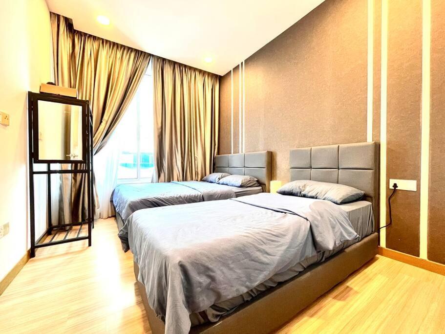 Grand @ The Wave Residence-cozy 2-br Retreat: Ac, Street Views & Games *