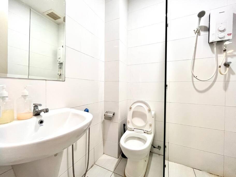 Grand @ The Wave Residence-cozy 2-br Retreat: Ac, Street Views & Games Apartment