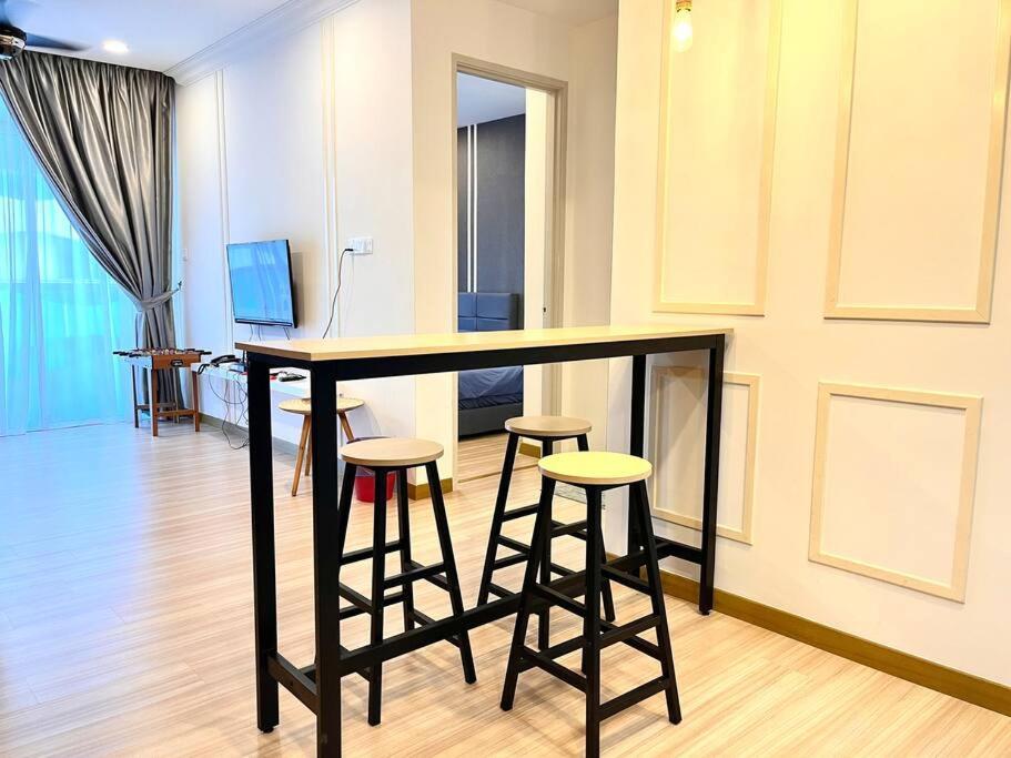 Grand @ The Wave Residence-cozy 2-br Retreat: Ac, Street Views & Games *