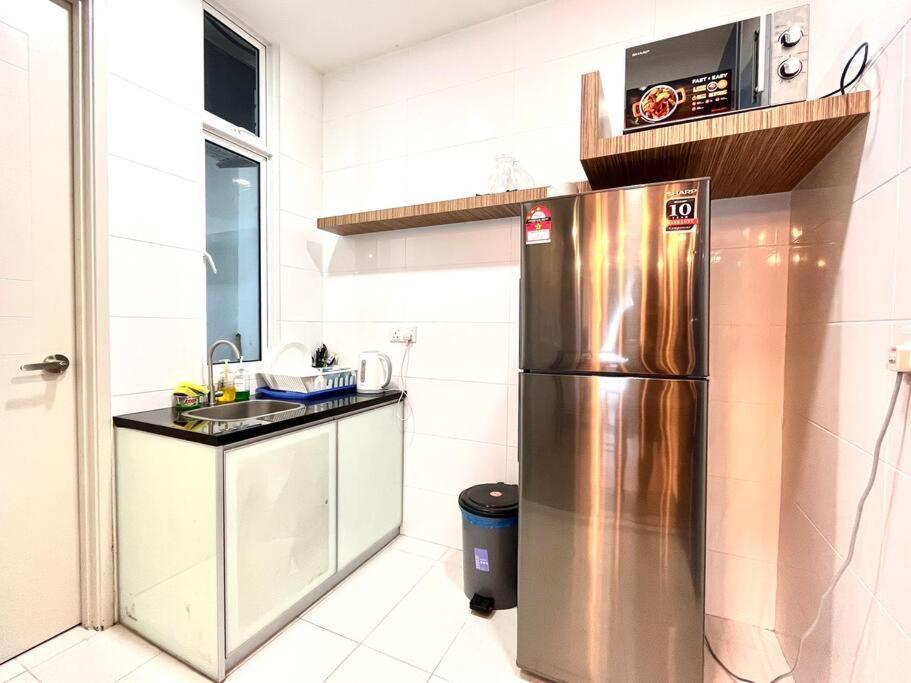 Grand @ The Wave Residence-cozy 2-br Retreat: Ac, Street Views & Games