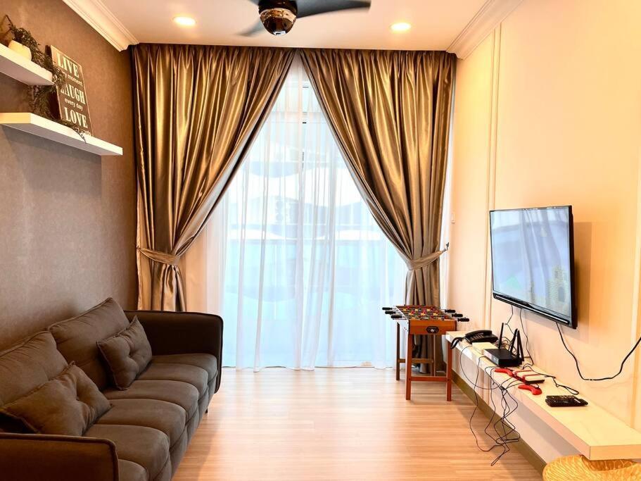 Grand @ The Wave Residence-cozy 2-br Retreat: Ac, Street Views & Games