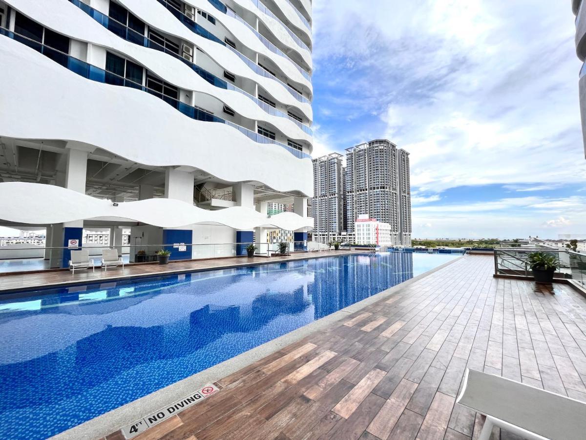 Grand @ The Wave Residence-cozy 2-br Retreat: Ac, Street Views & Games Apartment *