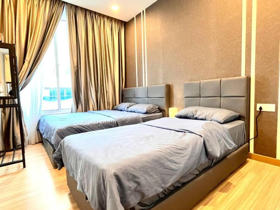 Grand @ The Wave Residence-cozy 2-br Retreat: Ac, Street Views & Games Apartment