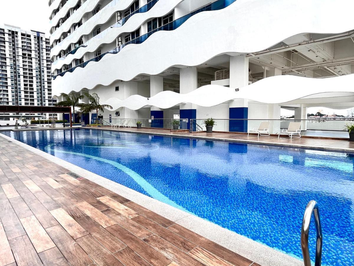 Grand @ The Wave Residence-cozy 2-br Retreat: Ac, Street Views & Games Apartment *