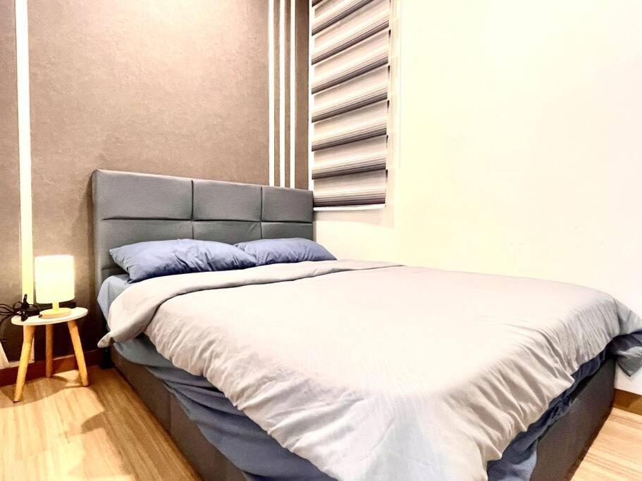 Grand @ The Wave Residence-cozy 2-br Retreat: Ac, Street Views & Games *