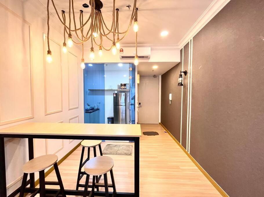 Grand @ The Wave Residence-cozy 2-br Retreat: Ac, Street Views & Games