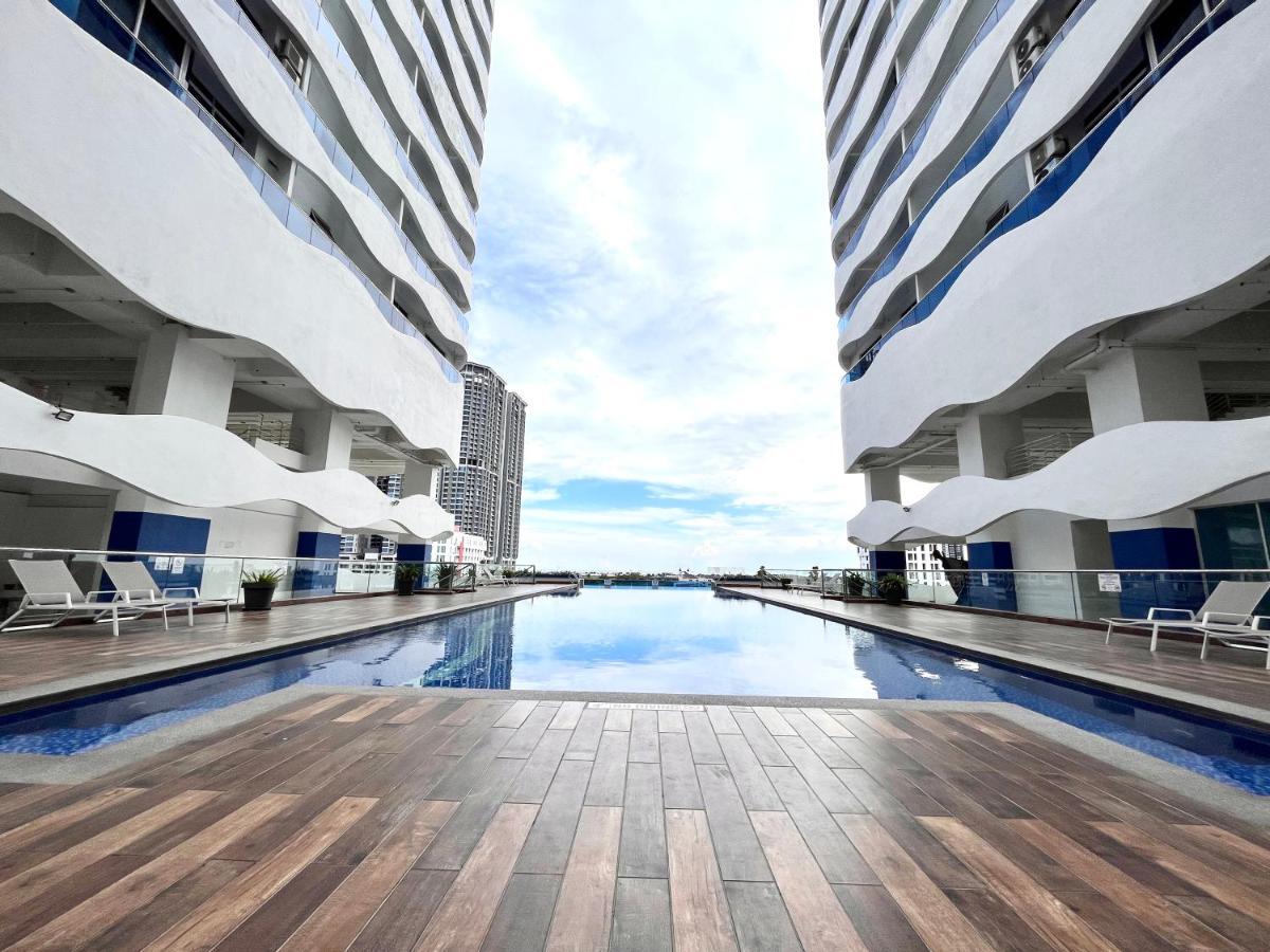 Grand @ The Wave Residence-cozy 2-br Retreat: Ac, Street Views & Games Apartment