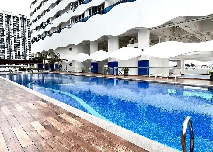 Grand Suite @ The Wave Residence-Cozy 2-Br Retreat: Ac, Street Views & Games